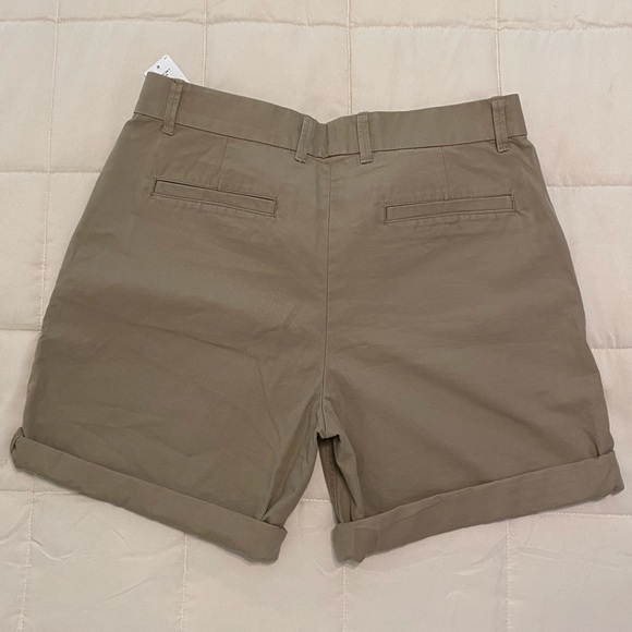 NWT GAP boyfriend roll-up khaki shorts - Picture 2 of 3